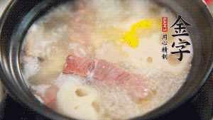 出鍋前加適量鹽調(diào)味，撒香菜點綴就可以啦。