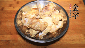 筍干冷水泡發(fā)至軟，切成小段，生姜切成片備用。