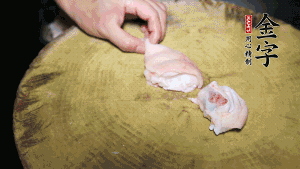 新鮮豬蹄切成塊狀，冷水入鍋，加姜片、黃酒汆燙3分鐘，出鍋后洗凈。（要先將豬蹄的蹄甲和毛處理干凈，如果有毛扎扎的感覺(jué)，非常影響口感。大火燒開(kāi)后，撇去血沫，要多撇幾遍至干凈，這樣才可使湯色更鮮亮、清淡不油膩。）