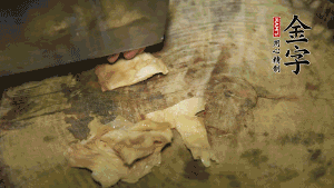 加適量溫水淹沒(méi)食材，大火燉至水沸后再小火慢燉1小時(shí)，出鍋前10分鐘加枸杞。（焯過(guò)水后的豬蹄不應(yīng)再用涼水，用溫水燉煮更容易軟爛。也可以用高壓鍋或者有煲湯功能的電飯煲，省時(shí)又便于入味。）