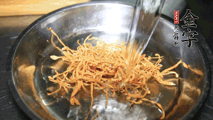蟲(chóng)草花用涼水浸泡10分鐘，干香菇溫水泡發(fā)至軟去蒂備用。蓮子、紅棗也可一同清洗干凈。