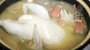 煮沸時(shí)加入蟲(chóng)草花、香菇、紅棗，以料酒調(diào)味繼續(xù)小火燉煮1小時(shí)左右。