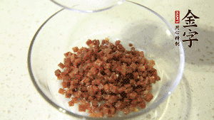 【月餅餡】2．火腿丁、白砂糖、蜂蜜攪拌腌漬2小時(shí)。