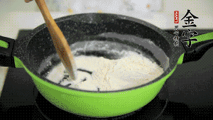 【月餅餡】3．把面粉放入干凈的炒鍋，小火加熱不斷翻炒，至呈微黃色熟透。在腌漬好的火腿丁中加熟面粉，拌勻后，加黃油拌勻揉搓成12個(gè)小球，放冰箱冷藏備用。