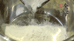 【油皮】1．將油皮材料放入料盆中，緩緩加100ml水，攪拌成雪花片狀。在案板上反復(fù)揉搓成有一定筋度的光潔面團(tuán)，搓成12個(gè)團(tuán)子。