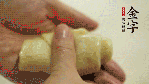 【包月餅】1．面劑兩頭向中間捏緊， 把光滑一面向下，按扁后搟成圓形面皮。餡料放在面皮中心，把餡料包緊，捏緊收口。