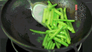 鍋中倒油，油溫7成熱時，放入四季豆煸炒至變色，然后放入香腸均勻翻炒，加少許清水燜煮1分鐘。