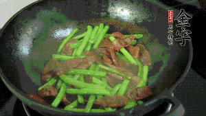 然后再加入鮮蓮子一起翻炒，至熟后加少許鹽調(diào)味就可以了。