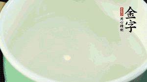 鍋中盛涼水，放入汆燙好的鴿子、火腿片、生姜片。