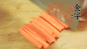 洋蔥、青椒、胡蘿卜切成粒備用。