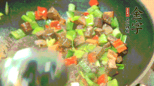 熱油起鍋，依次加入青椒塊、牛肉、大蒜煸炒均勻。