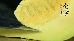 胡蘿卜切滾刀塊，小南瓜取一半去籽去皮切塊備用。