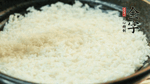 浸泡后的大米加入2湯匙生抽、1湯匙老抽調(diào)味。