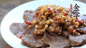 最后把醬汁淋到牛肉上即可，撒上芝麻、香菜。也可以把牛肉和醬汁攪拌均勻，讓牛肉與醬汁更加入味。