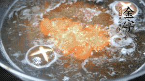 將烏冬面放入調(diào)好味的面湯中一起煮熟。（選擇烏冬面的原因，第一是因?yàn)椴锁B也能很好地做出成品，而不用擔(dān)心會(huì)糊鍋或者黏在一起；第二是因?yàn)榘咨拿鏃l，在夏天看起來(lái)更有食欲。）