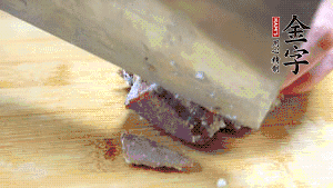 金字鹵牛肉打開包裝，把牛肉切成片狀。（眼見為實(shí)，用一整塊牛肉鹵制的鹵牛肉哦，牛肉的香氣感覺撲鼻而來(lái)有木有！?。。?>
					</div>
					<span>步驟 6/7</span>
					<p>金字鹵牛肉打開包裝，把牛肉切成片狀。（眼見為實(shí)，用一整塊牛肉鹵制的鹵牛肉哦，牛肉的香氣感覺撲鼻而來(lái)有木有！?。。?/p>
				</li><li>
					<div   id=