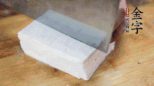 豆腐切成小塊，臘肉切成薄片，辣椒切成小圈。