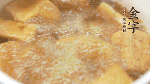 另起一個湯鍋，倒入適量清水，加入炸好的豆腐塊。待水沸騰后，加入臘肉，用生抽、料酒、火腿高湯調味。燉煮至臘肉熟透，加辣椒圈增加點辣味。（調料可以根據(jù)個人口味適當調整，火腿高湯能夠讓湯汁更加層次豐富。）