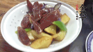 加少量生抽、鹽、糖、雞精調(diào)味，炒熟出鍋即可。