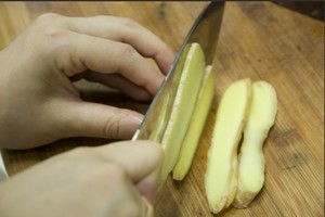 火腿切片，生姜切片。