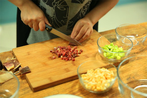 金字火腿隔水蒸15分鐘后切成小丁。