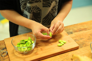 蠶豆剝除外殼，剩下嫩嫩的蠶豆。