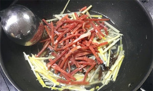 火腿絲、筍絲、黑木耳絲汆水后，瀝干。