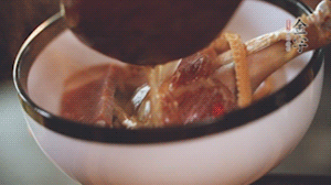 筍干提前冷水浸泡3小時(shí)，浸泡后將筍干撕成條狀。