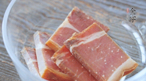 金字火腿切片溫水浸泡5分鐘。