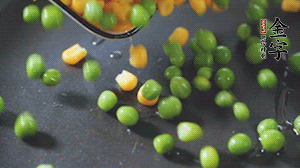 鍋7成熱時(shí)，下豌豆、玉米翻炒，再依次放醬肉、洋蔥碎、木耳碎。