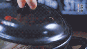 大火煮沸后，小火慢燉1～1.5個(gè)小時(shí)。