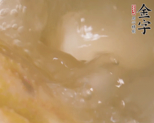 沸騰后撈出蔥結，小火燉45分鐘，加山藥再燉15分鐘。