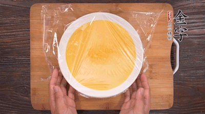 去除雞蛋液浮沫后，沸水上鍋蒸6分鐘。