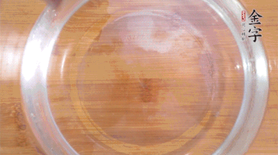 金字火腿切小片，浸泡5分鐘。