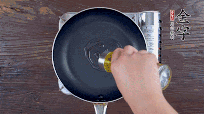 魚頭對(duì)開，洗凈瀝干。鍋中加油，把魚頭兩面煎至金黃色，期間加蔥姜，每面約需時(shí)2-3分鐘。