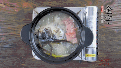 放豆腐、海鮮菇繼續(xù)中小火煮5分鐘。