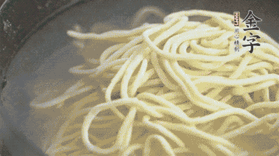 面條煮熟過涼水備用。