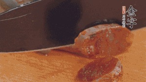 麻辣香腸蒸熟后，切片待用。