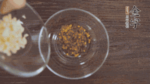 調(diào)配醬汁：依據(jù)口味倒入適量的蒜末、辣椒面、芝麻、醋、生抽、鹽、白糖，最后倒入熱油攪拌均勻。