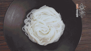 依次放入黃瓜絲、花生米、燙熟的豆芽、麻辣香腸、香菜、擺盤即可。