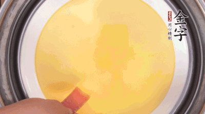 將火腿片均勻鋪上，繼續(xù)蒸6分鐘。