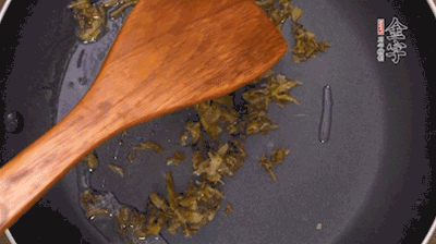 鍋中3成油溫時，下雪菜、辣椒圈翻炒40秒。