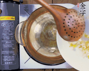 春筍丁焯水，1分鐘后加火腿丁一同汆燙1分鐘。