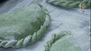 【制作】2.蒸架上墊浸濕的屜布，再放上清明果，大火蒸10~15分鐘，完成，出鍋啦！