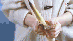 春筍切滾刀塊，加少許鹽，焯水備用。