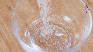 制作醬汁：1湯匙蠔油、1湯匙涼開(kāi)水、2湯匙生抽、1/2湯匙白砂糖、少許辣椒圈。