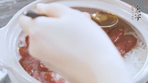 沿鍋邊倒一圈食用油蓋蓋，繼續(xù)小火燜8分鐘。