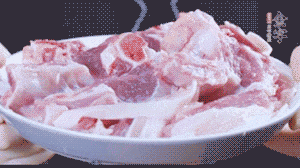 新鮮羊肉冷水入鍋，加姜片、清水焯水，除去血沫。