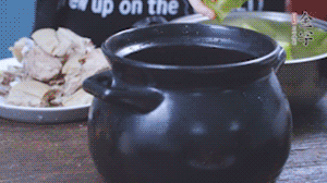 另起砂鍋，依次放入蘿卜、羊肉、火腿蹄片，加料酒、清水沒過食材。