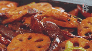 撒上芝麻和蔥，一道鮮香熱辣的麻辣香腸香鍋就做好了！